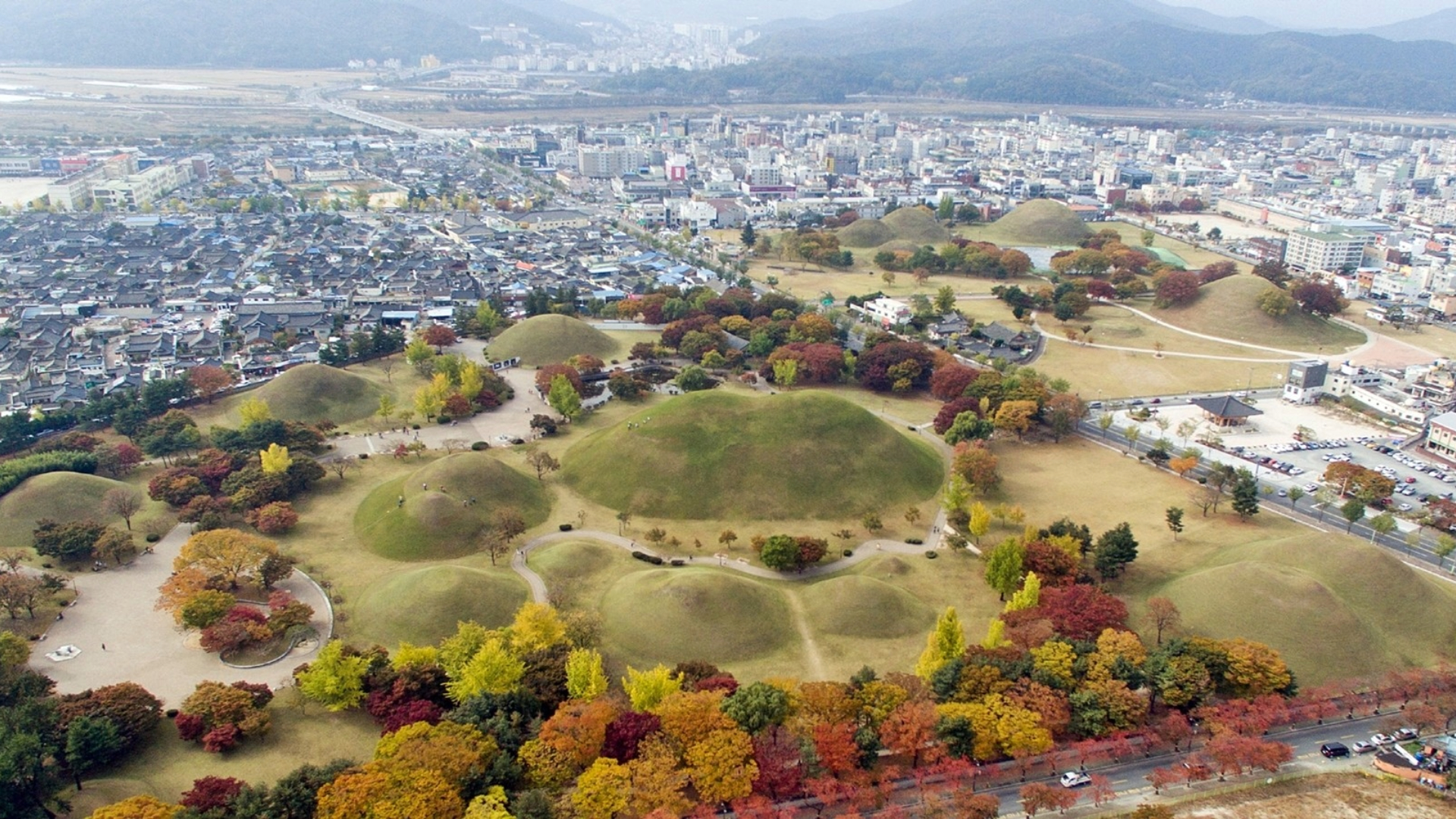 Daereungwon Ancient Tomb Complex — grass-covered royal tombs of Silla